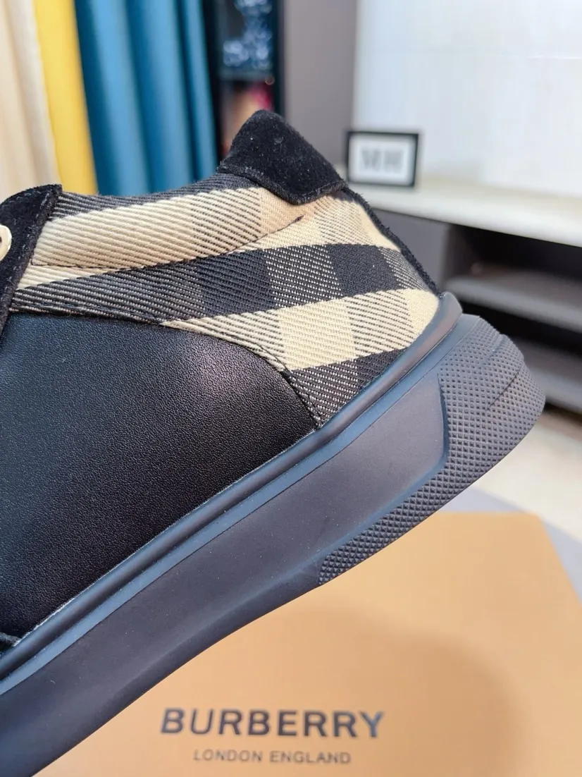 Ex-factory price 420🌹🌹"burberry" Burberry high-top original brand imported from Italy, selected cowhide with electric embroidered logo➕Genuine leather lining, breathable and comfortable (refuses to discolor and grind feet) Sole: non-slip rubber outsole, original quality, super comfortable Korean style shoes🏃 Men's shoe size: 38-44,